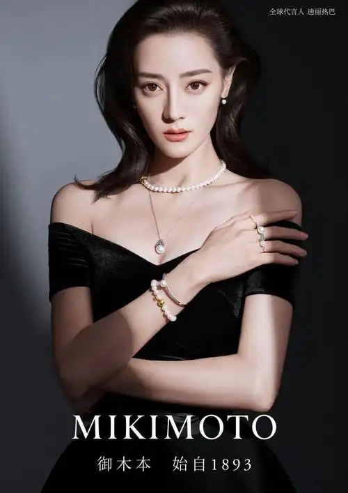 迪丽热巴,游走在优雅和性感的交接地带,露出的优美肩颈为登场的项链