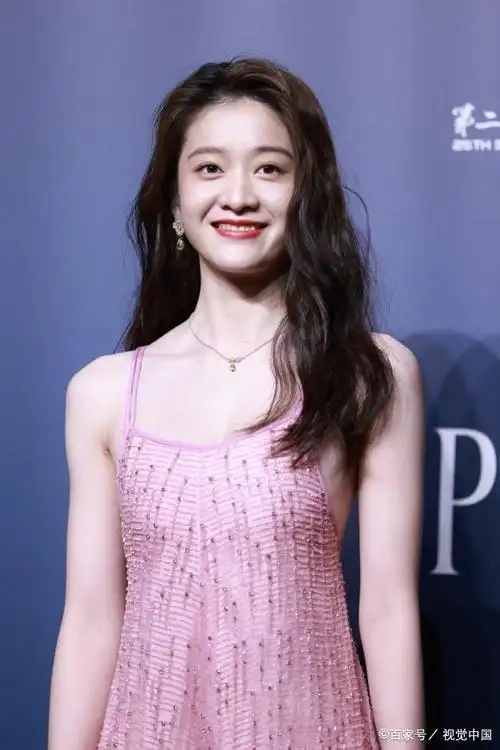 伯爵非凡之夜,张雪迎粉色吊带裙美艳登场,网友炸评:美翻了!