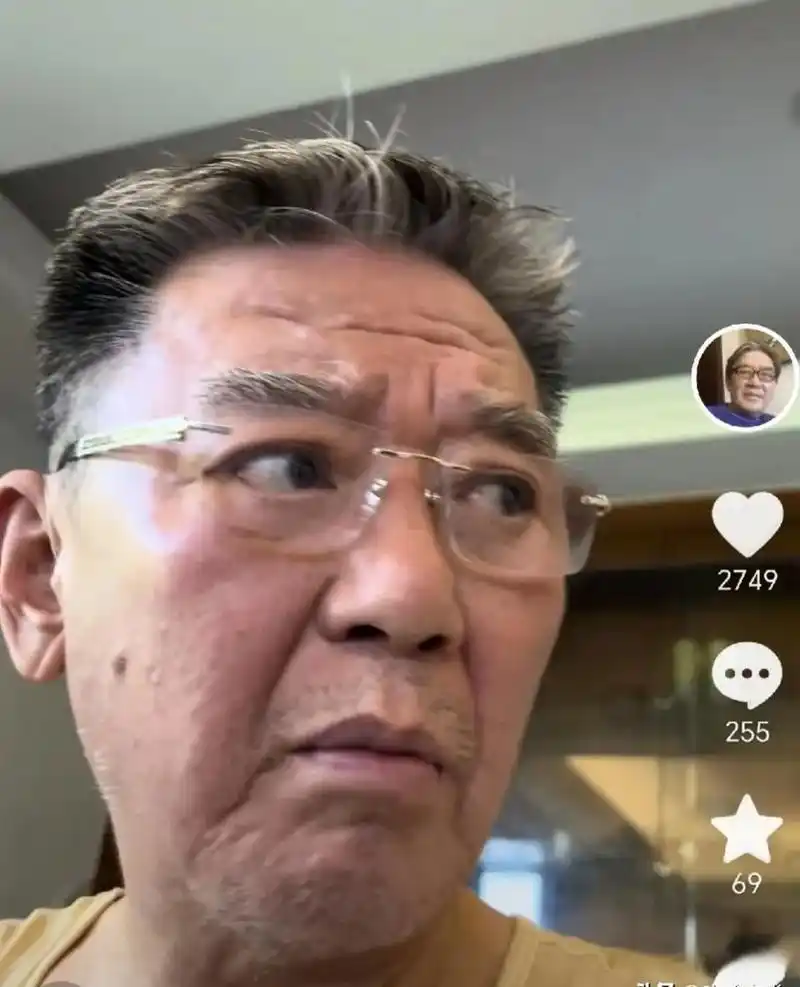 台湾演员李立群深夜在家里发视频向大陆网友求助,表示自己全部的积蓄