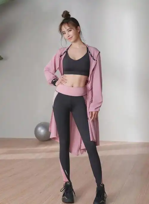 蔡依林练瑜伽的健身照完美线条搭配丸子头这身材简直逆天