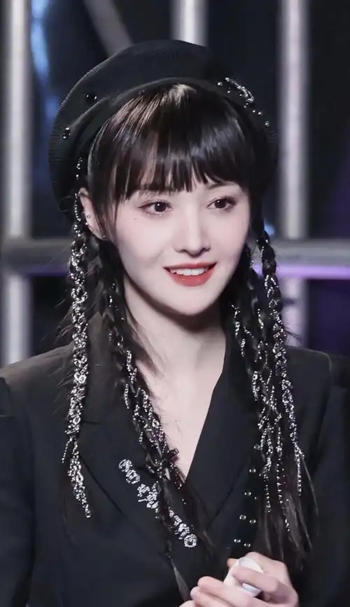 郑爽黑色铆钉裙出席活动银色脏辫搭配贝雷帽帅气又可爱