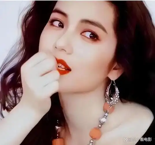 后来,玉女掌门周慧敏都是她一手挖掘,就连港圈经典天团四大天王都经由