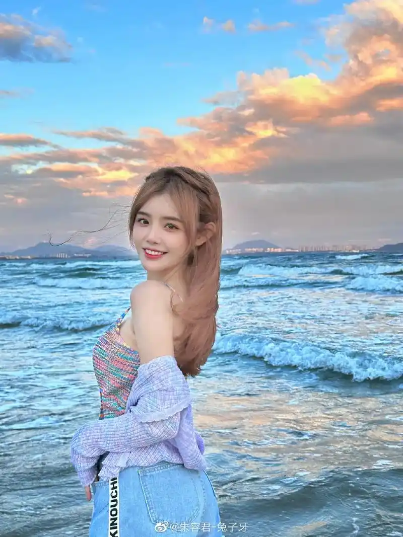 朱容君 #治愈系笑容 #甜系女孩 感谢你如此耀眼 做我平淡 - 抖音