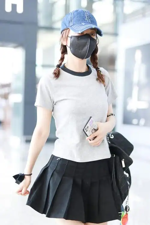 小品女神张小斐太时髦穿半露肩上衣配短裙170比例真好