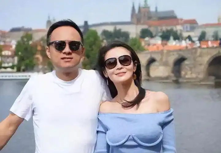 回顾于明加27岁闪婚相亲对象恩爱12年连生2女被丈夫宠成宝