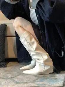 显腿瘦白色裤管靴2023新款网红胖mm尖头坡跟高筒不过膝长筒靴女