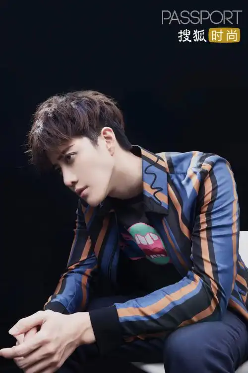 1989年12月19日出生于泰国,泰国流行乐男歌手,影视演员,毕业于 a