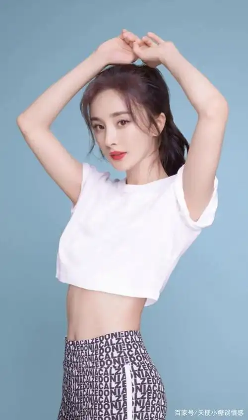 杨幂为了证明自己瘦了,穿短款上衣拍照,这腰确定不是p的?