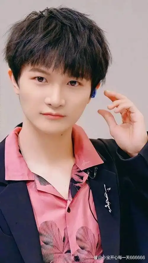 周深,那很多人应该都认识,2014年参加《中国好声音第三季》正式出道