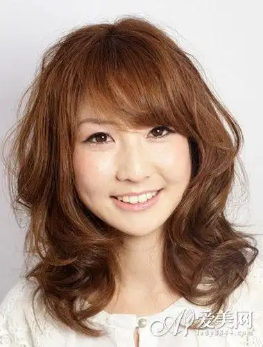 电发发型四: 这款女生卷发,自信的露出额头,染色发