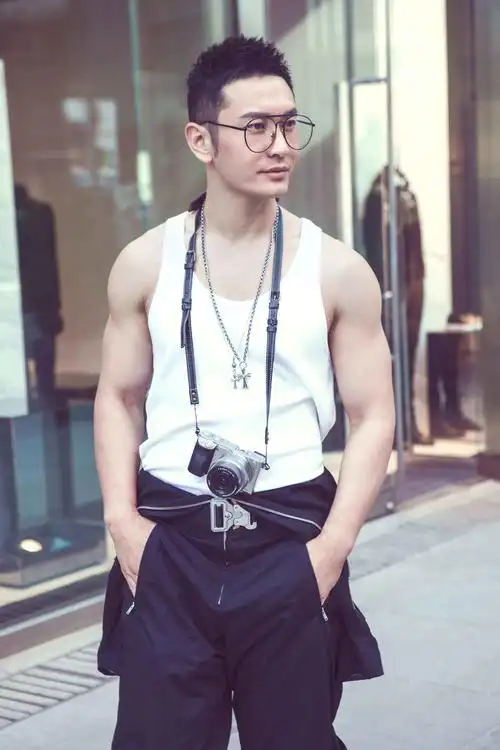 无法抵挡的初夏荷尔蒙黄晓明连体工装示范高街潮流