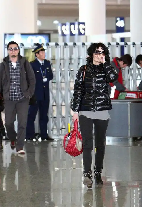 有一种时尚叫王菲穿羽绒服,显臃肿却不失潮范儿,简直太会穿了