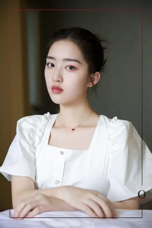 新生代演员@邓恩熙的七夕密语,就藏在#qeelin小红锁#项链里.