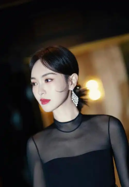 质感十足唐嫣最新全黑look释出