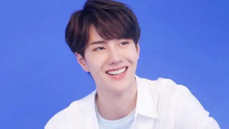 王一博白衬衣证件照曝光!五官精致帅气迷人!多种风格都能驾驭!