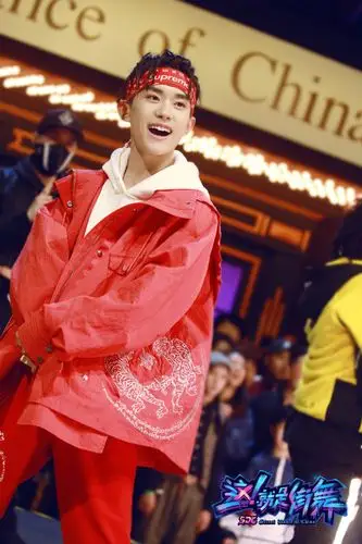 简介:易烊千玺《这就是街舞》红衣脏辫帅气写真图片,分享一组易烊千玺