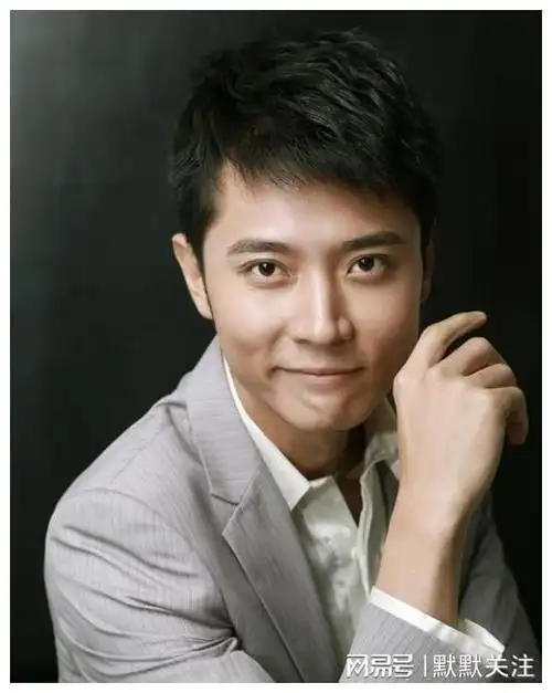 张丹峰晒与10岁女儿享受北京美食,彤彤继承了洪欣的美貌与神情