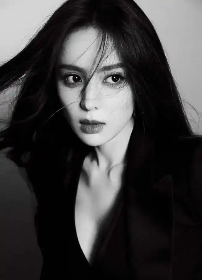 古力娜扎工作室上传一组写真照照片中古力娜扎身穿黑色深v领西服身材