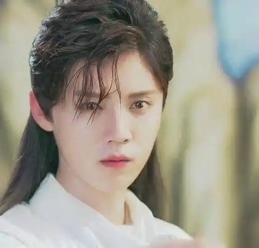 从照片中我们可以看到,鹿晗笑起来的时候,真的是没有一点美男的模样