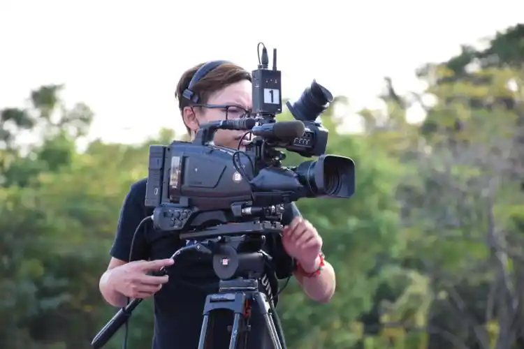 拍摄,调试设备图 | 工作人员在做赛前准备工作图 | 现场即时整理活动