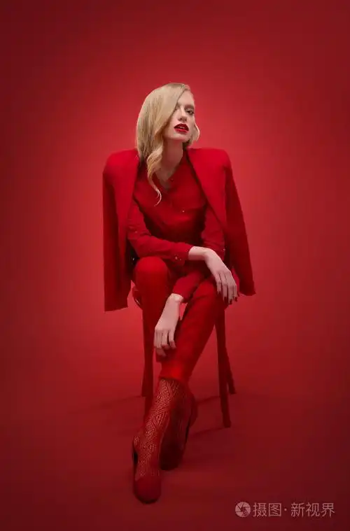 时尚的女人在红色的衣服