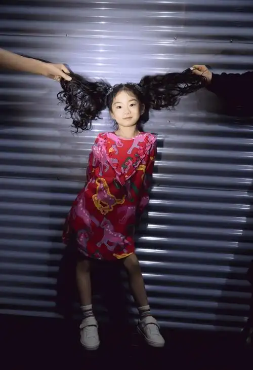 戚薇一家三口被偶遇6岁lucky单脚踩平衡车扮酷晒得比李承铉黑