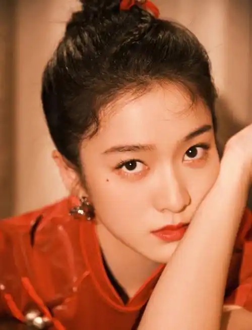 1/ 9 搜狐娱乐讯 近日,张雪迎工作室发布一组照片,照片中的张雪迎身穿