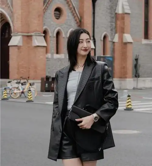 微胖代表张靓颖,穿"黑西装 长靴"气场全开,抬头挺胸走路带风