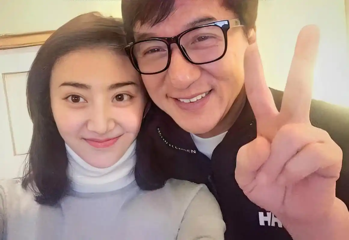 2004年,16岁的景甜把初恋献给了19岁的路征,路征为她开了一部电影公司