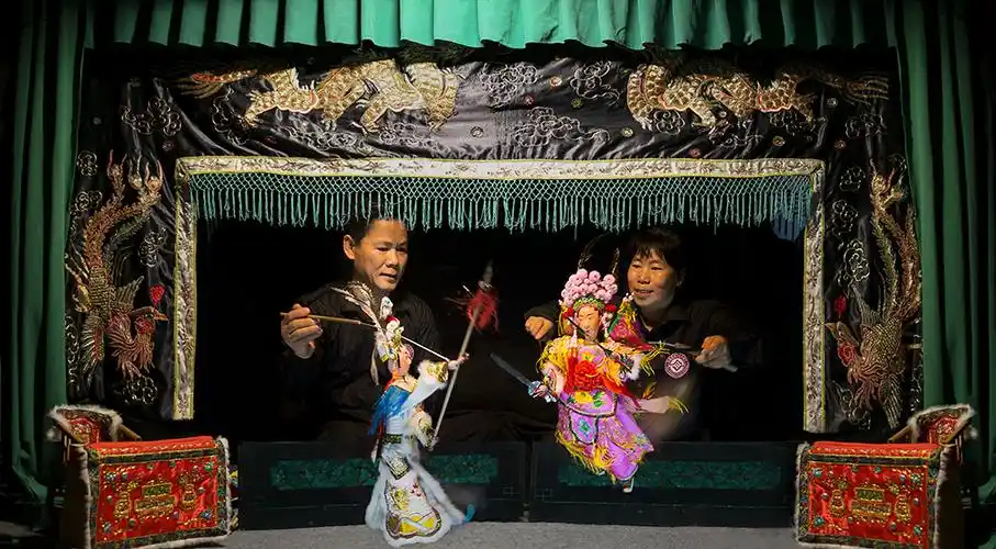 上一页 下一页 作品名称: 铁枝木偶代表性传承人陈培森  作品描述