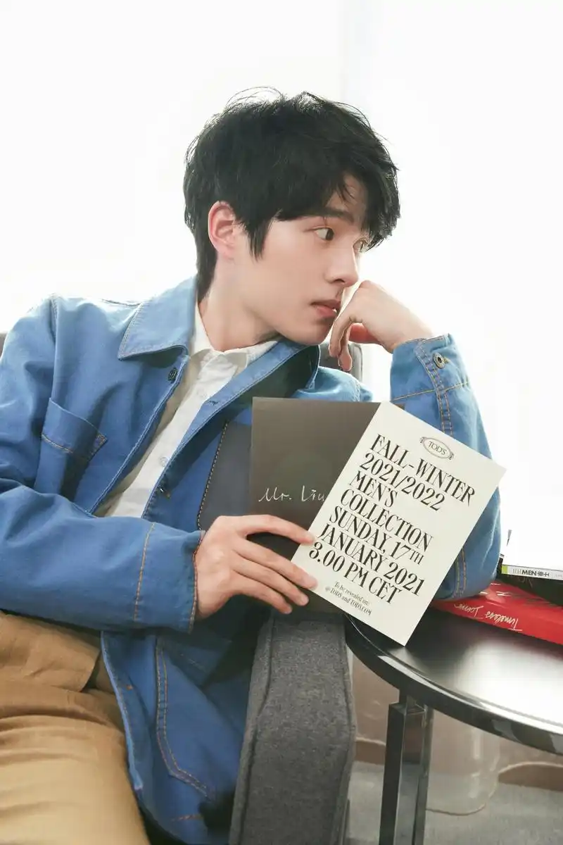 刘昊然身着蓝色夹克 尽显少年魅力