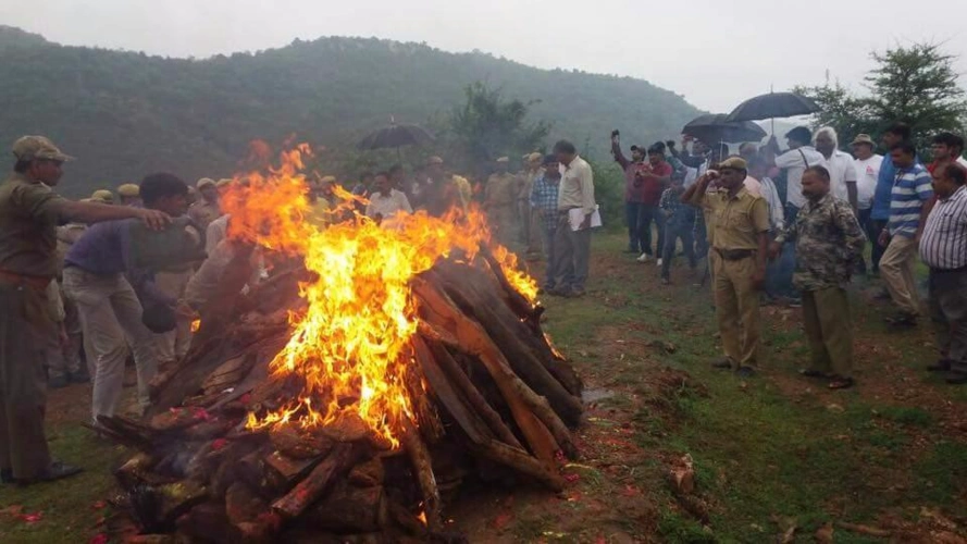 图为玛琪莉火葬现场,不少民众怀着敬意前来参加,士兵向玛琪莉敬礼表达