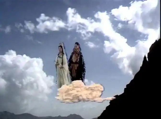 每当孙悟空等神仙要使用时,再把剧中人物抠出来合成到之前抠出来的