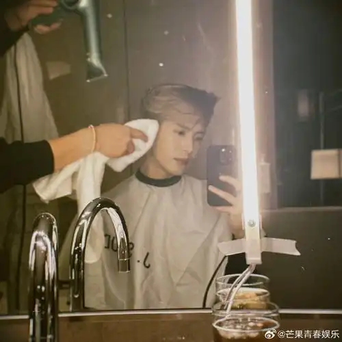 王嘉尔阴阳头对镜自拍