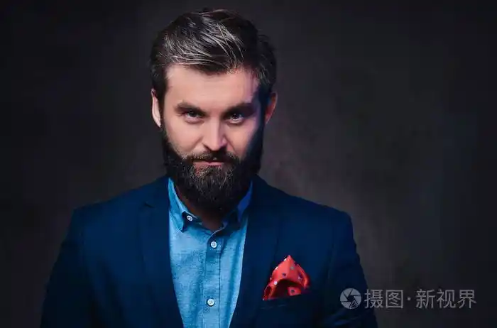 一个时髦的大胡子男人