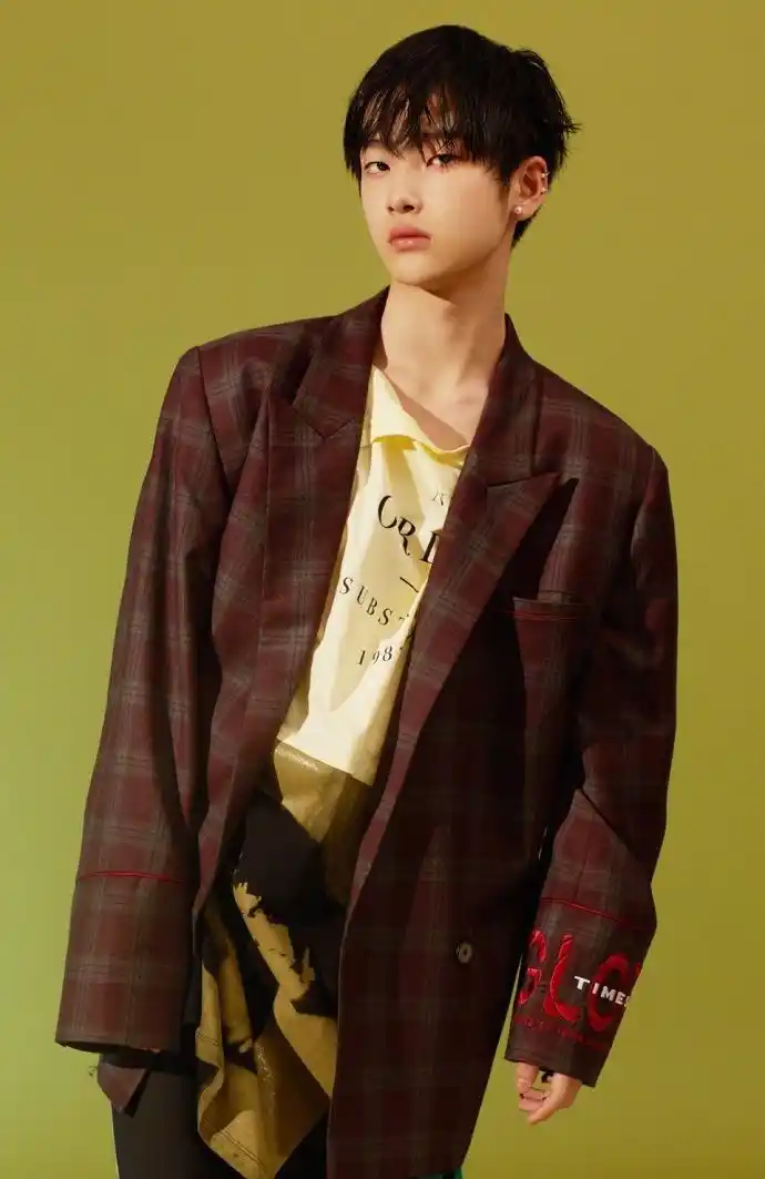 简介:周震南凌乱湿发半熟帅气写真图片,分享一组周震