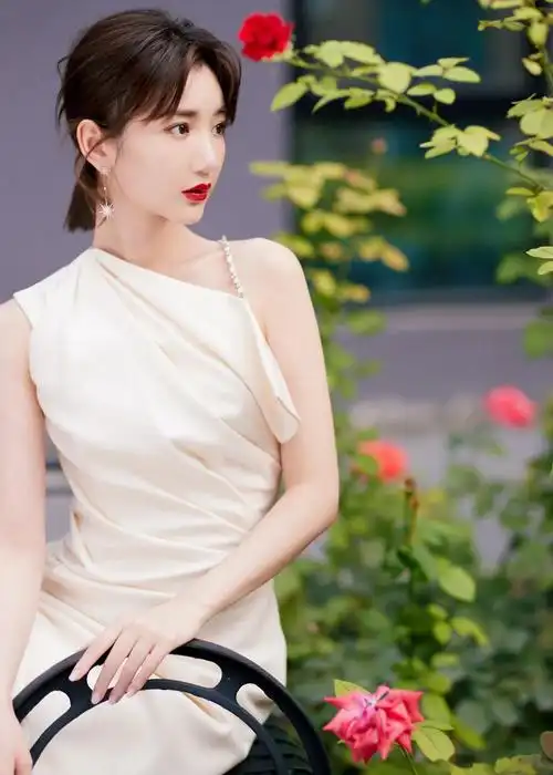 毛晓彤机场出镜格子裙搭配短发变成校园迷妹