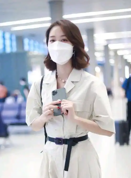 蓝盈莹身穿米白色连体裤走机场,巧用黑色腰带收腰,这样穿很高级_时尚