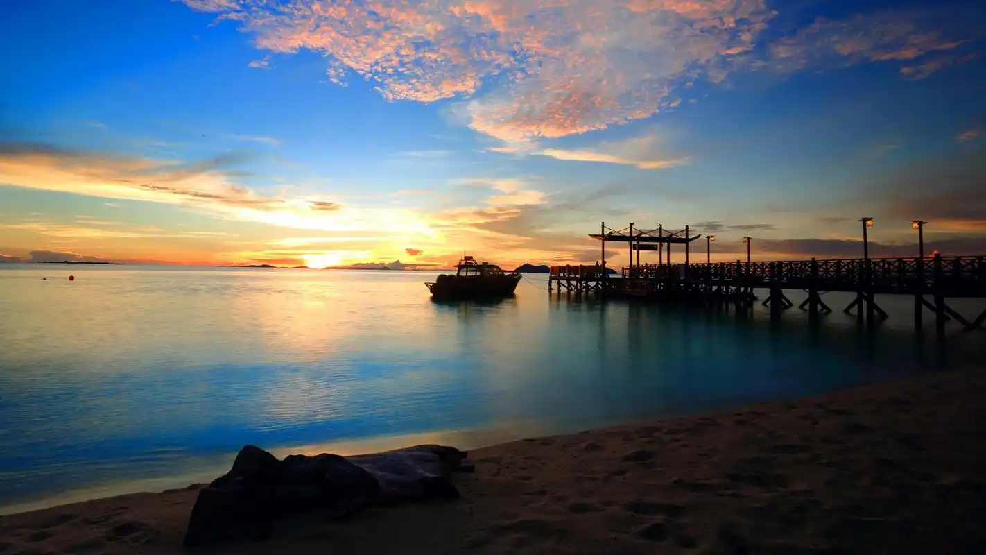 仙本那海岛落日夕阳唯美风景图片桌面壁纸