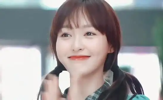 随着一部热门电视剧的不断播出,她的人气持续上升,使得她的职业生涯