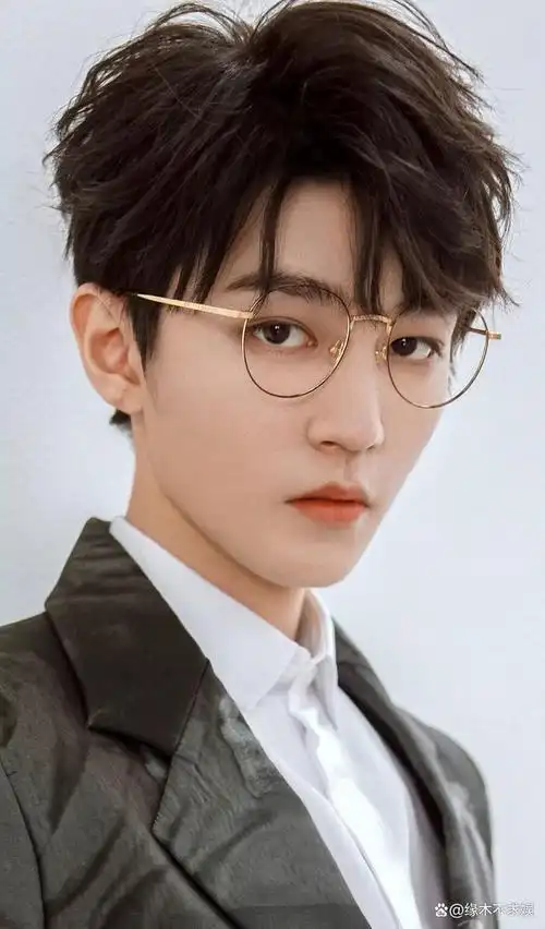 22岁王俊凯线下被拍生图白西装清爽帅气怼脸拍皮肤令人感慨