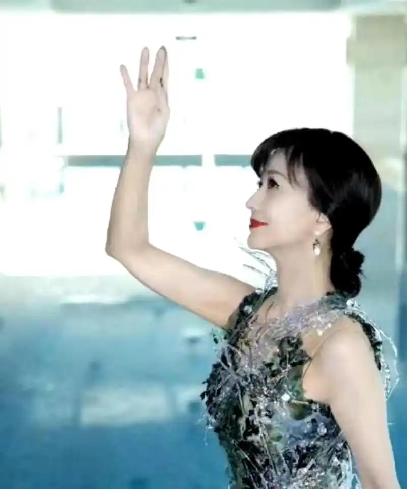 71岁的赵雅芝穿着亮片鱼尾裙,宛如刚从水中浮出的人鱼公主.