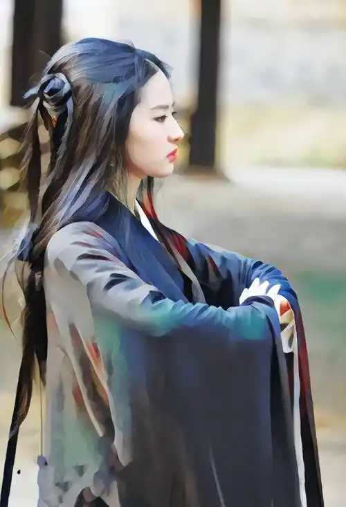 特别是刘亦菲一袭黑衣的造型更是令人大呼绝美.