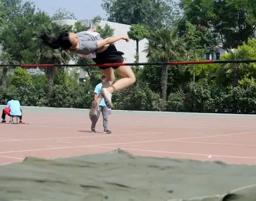 市中小学生田径运动会:女子跳高!