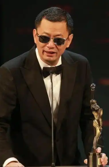 王家卫为什么叫墨镜王