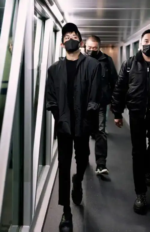 易烊千玺机场图