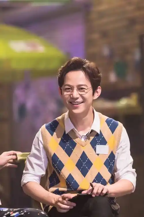 原创好青涩何炅在北外任教时的照片文质彬彬青春洋溢好喜欢