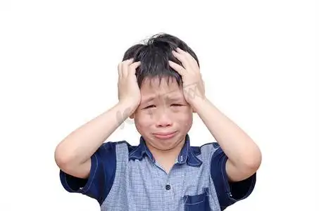 小男孩哭了白孩子们在操场上玩气球气球图像素材特写可爱的小女孩在