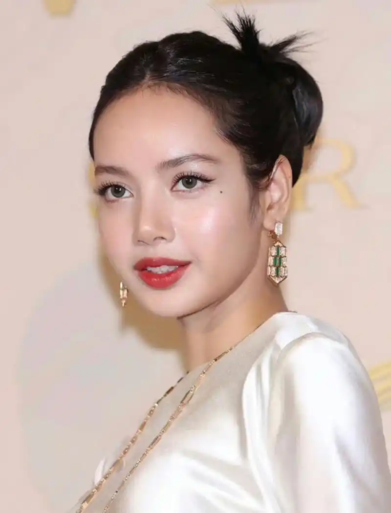 lisa真的不太适合大光明贴头皮,口红还粘牙了,掀起刘海真不代表有自信