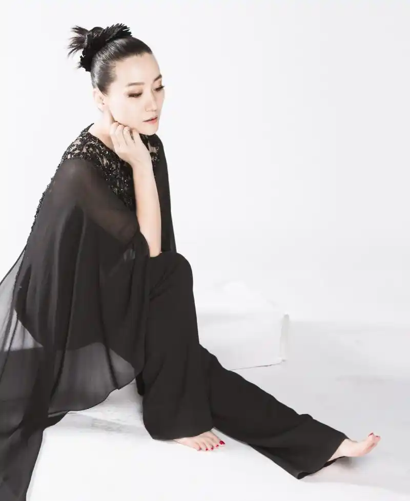 谭晶 红色诱惑[鲜花][鲜花]